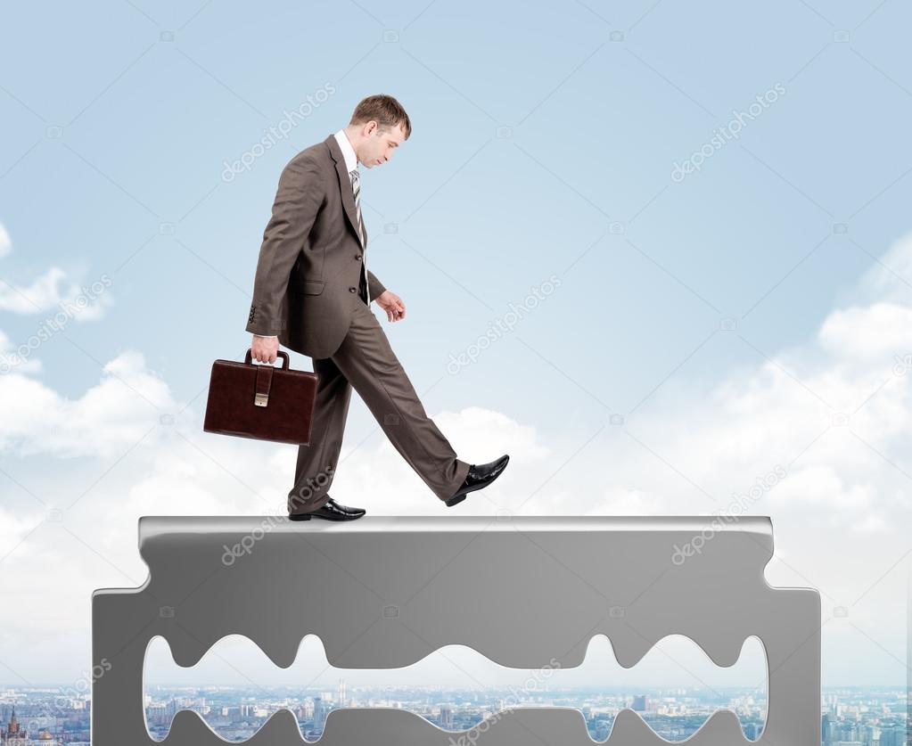 девушка шагает. препятствия на пути к успеху. гексаэдр грани вершины ребра. на грани. грани идет.