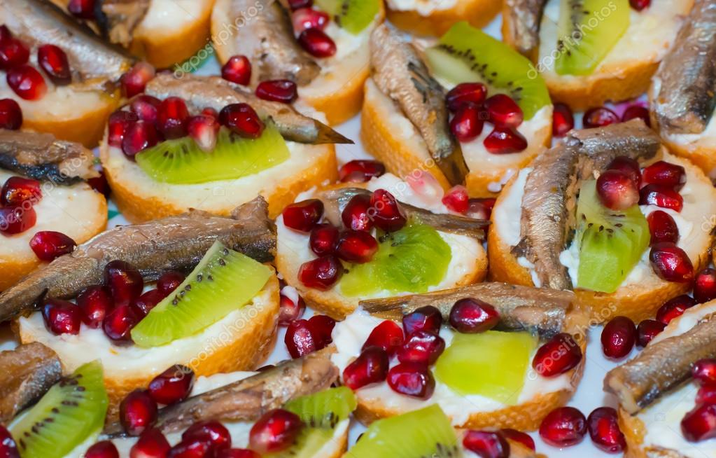 киви со шпротами. шпроты с киви бутерброды. бутерброды со шпротами и киви. бутерброды со шпротами и киви рецепт. бутерброды со шпротами и киви.