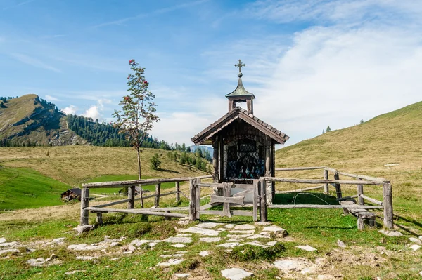 Fából készült kápolna-az Alpokban — Stock Fotó