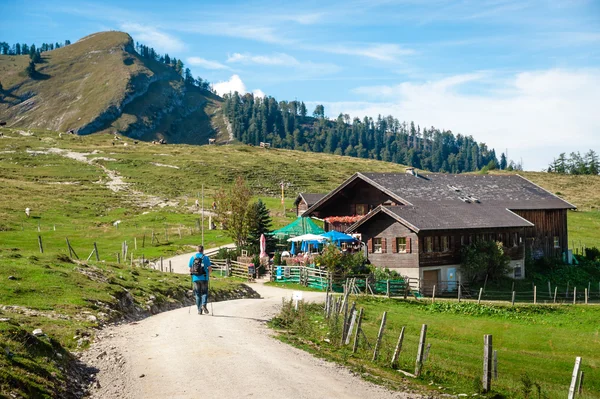 Caminante en los alpes austriacos — Foto de Stock