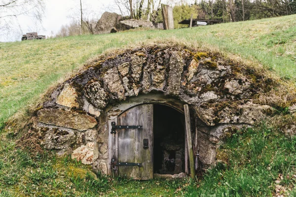 Tür in den Hügel — Stockfoto