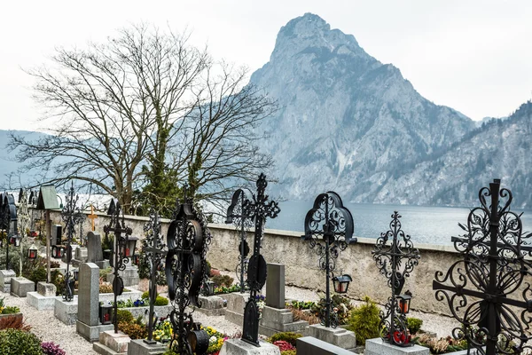 Traunstein de montanha com cemitério — Fotografia de Stock