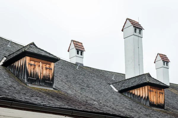 Dach und Schornstein eines Schlosses — Stockfoto