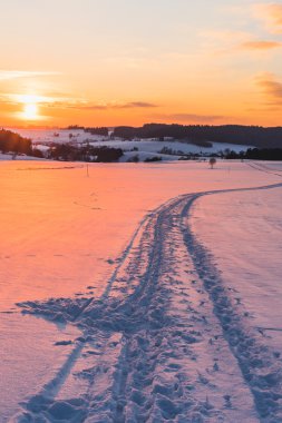 Karda iz ile günbatımı manzara