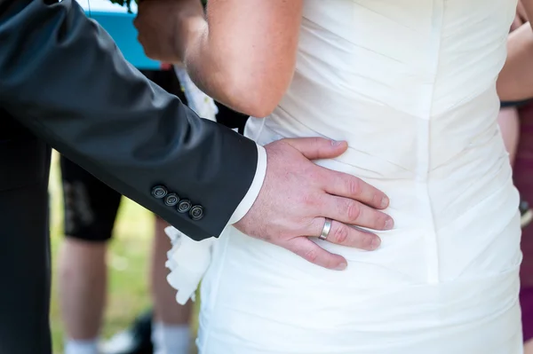 Mans handen knuffelen vrouwelijke buit, close-up — Stockfoto