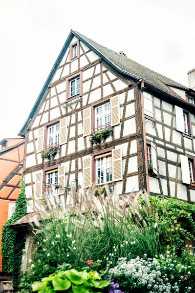 Typisk Alsace halvan timrade huset — Stockfoto