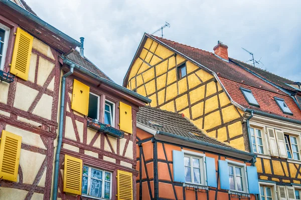 Kleurrijke halve houten huisjes in Elzas — Stockfoto