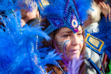 Londra, İngiltere - 29 Ağustos 2016: Notting Hill Carnival, Avrupa 'nın en büyük sokak partisi ve her Ağustos ayında Kensington ve Chelsea Kraliyet Borough' da iki günlük resmi tatil boyunca düzenlenmektedir.