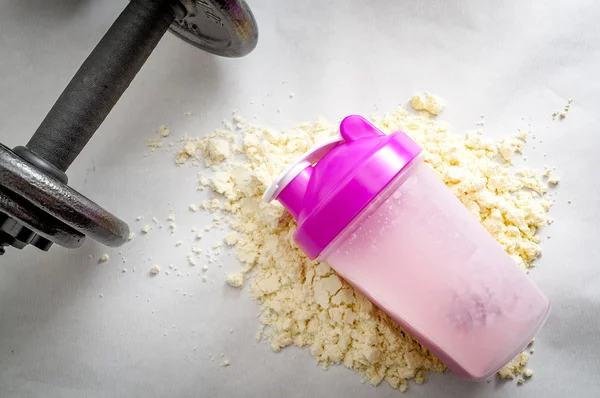 운동의 분홍색 단백질 셰이커는 통조림통 단백질 — 스톡 사진