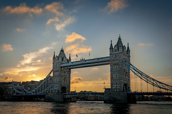 Tower Bridge Świcie Wschód Słońca Przekraczający Tamizę Pochmurny Poranek Pomarańczowym — Zdjęcie stockowe