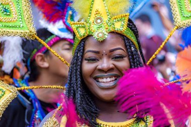 Londra, İngiltere - 29 Ağustos 2016: Notting Hill Carnival, Avrupa 'nın en büyük sokak partisi ve her Ağustos ayında Kensington ve Chelsea Kraliyet Borough' da iki günlük resmi tatil boyunca düzenlenmektedir.