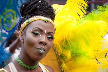 Londra, İngiltere - 29 Ağustos 2016: Notting Hill Carnival, Avrupa 'nın en büyük sokak partisi ve her Ağustos ayında Kensington ve Chelsea Kraliyet Borough' da iki günlük resmi tatil boyunca düzenlenmektedir.