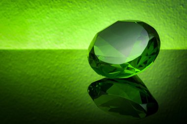 Parlak yeşil bir zümrüt