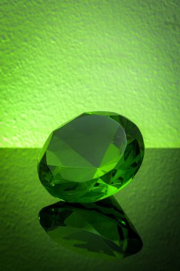 Parlak yeşil bir zümrüt