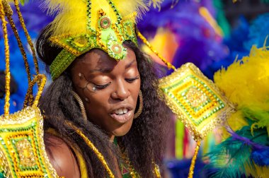 Londra, İngiltere - 29 Ağustos 2016: Notting Hill Carnival, Avrupa 'nın en büyük sokak partisi ve her Ağustos ayında Kensington ve Chelsea Kraliyet Borough' da iki günlük resmi tatil boyunca düzenlenmektedir.