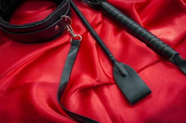 Riding Crop Fouet Fouet Étrangleur Cuir Laisse Sur Satin Rouge — Photo