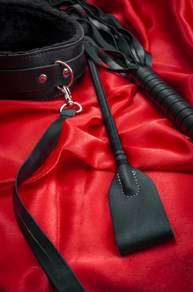 Riding Crop Fouet Fouet Étrangleur Cuir Laisse Sur Satin Rouge — Photo