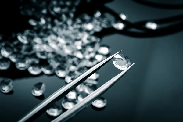 Monochromatyczny Wizerunek Jubilera Badającego Pęsetą Jeden Diament Wielu Diamentów Stosie — Zdjęcie stockowe