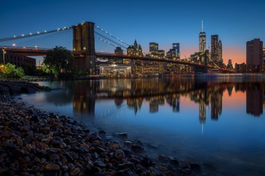 Brooklyn Köprüsü ve Manhattan gökdelenleri New York 'ta Doğu Nehri üzerinde