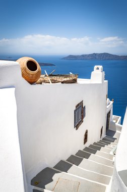 Santorini, klasik olarak Thera ve resmi olarak Thira, güney Ege Denizi 'nde bir adadır. Aynı adı taşıyan ve volkanik bir kalderanın kalıntısı olan küçük, dairesel bir takımadanın en büyük adasıdır. En güneydeki üyeyi oluşturur.