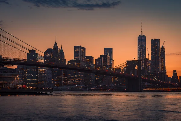 一个晴朗的夜晚 布鲁克林大桥和曼哈顿天际线的全景 — 图库照片