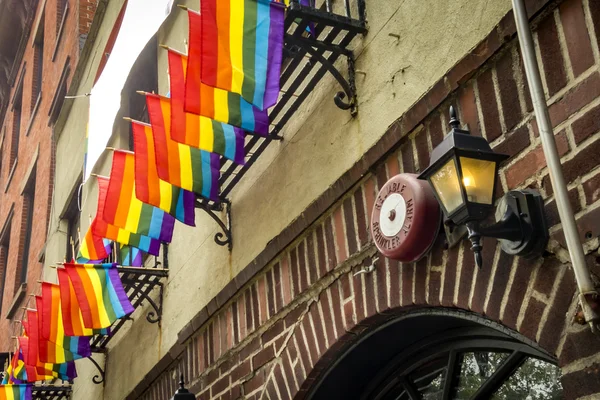 New York City, ABD - 17 Temmuz 2015: New York 'taki Stonewall Inn' in önünde eşcinsel gururu bayrakları asılıyor
