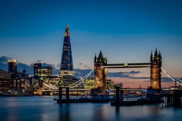 タワーブリッジと空ロンドンのスカイラインロンドンの日没 イングランド — ストック写真