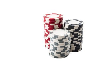 Kırmızı, siyah ve beyaz casino fişi üç deste