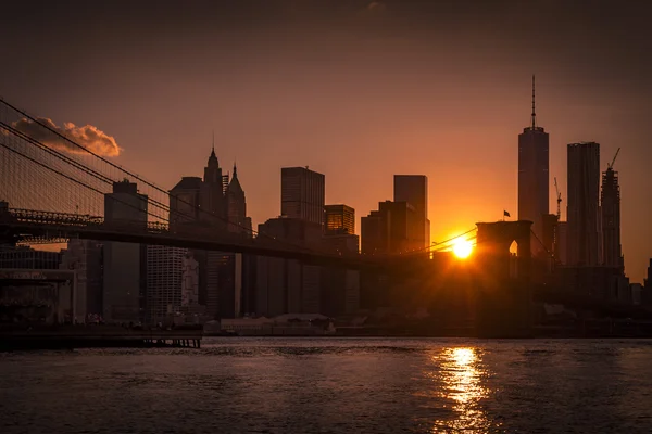 Puente de Brooklyn y horizonte de Manhattan — Foto de Stock