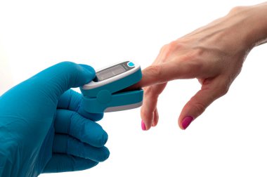 Lateks eldivenli doktorla akciğer fonksiyon izleme konsepti nabız oksimetresi adı verilen kan oksijeni seviyesini ölçer ve beyaz arka planda izole edilmiş hasta parmağı kesme yolu ile kesilir.