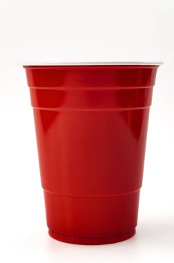 Parti, Amerikan içki oyunları ve parti malzemeleri konsepti beyaz arka planda izole edilmiş kırmızı plastik bardak kesme yolu ile