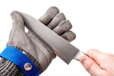 Güvenli çalışma ortamı için iş güvenliği ve koruyucu teçhizat. Metal ağ koruyucu eldiven takan ve beyaz arka planda izole edilmiş bıçakla paslanmaz çelik bıçak tutan kavramsal fikir.