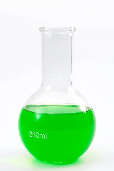 研究室のガラス製品 科学実験および化学研究室の概念的なアイデアクリッピングパスカットアウトと白の背景に隔離された緑色の液体を含む丸い底のフラスコ — ストック写真