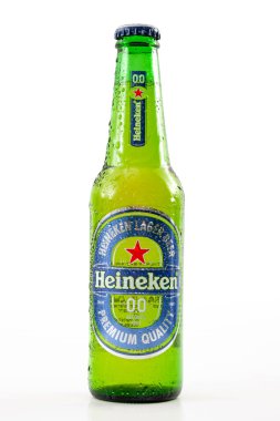 Croydon, İngiltere - 8 Mart 2020: Buz gibi bir şişe Heineken alkolsüz biranın beyaz arka planda izole edilmiş su damlacıklarıyla kaplı resimli editörü
