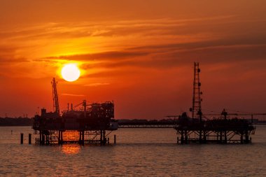 Meksika körfezinde petrol platformu silueti