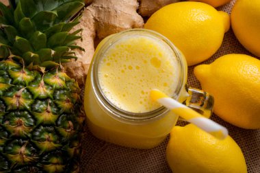 Çiğ meyve suyu, sebze ve meyve suyu reçeteleri ananas, limon ve zencefil karışımı, iltihap ve sindirime yardımcı olan detoks smoothie malzemeleri.;