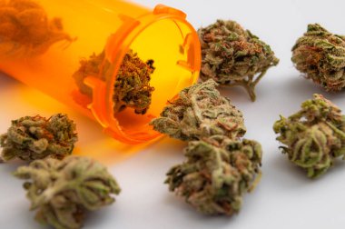 Bağımlılık ve yasal ot konsepti temasının tedavisinde kullanılan marihuana bitkisinin tıbbi uygulaması.