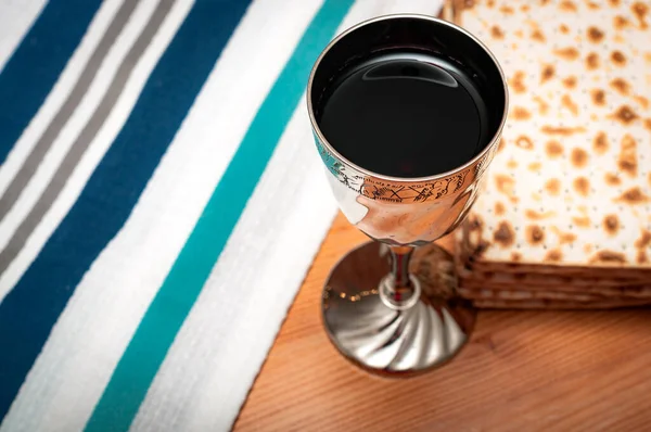 Júdaizmus Vallási Zsidó Ünnep Matzókkal Kovásztalan Lapos Kenyér Egy Csésze — Stock Fotó