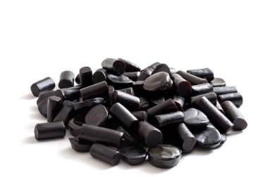 Şeker bazlı şekerleme ve bir yığın siyah meyan kökü içeren şeker konsepti