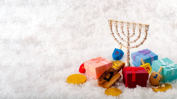 유대인의 하누카 축제에는 메뉴라 드레이델 Dreidel 동전이나 보석으로 복제품 — 스톡 사진