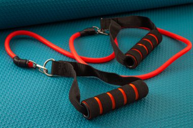 Yoga minderinde lastik direnç bantları olan ev jimnastiği ve dayanıklılık eğitimi konsepti