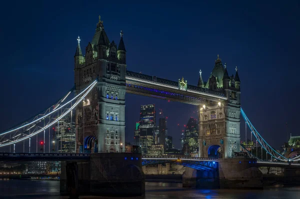 Tower Bridge Βράδυ Και Ουρανοξύστες Του City London Στο Παρασκήνιο — Φωτογραφία Αρχείου