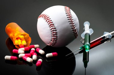 Beyzbolla spor ve steroid bağımlılığı kavramı, bir şişe reçeteli hap ve siyah arka planda yeşil ve kırmızı sıvılı şırıngalar.