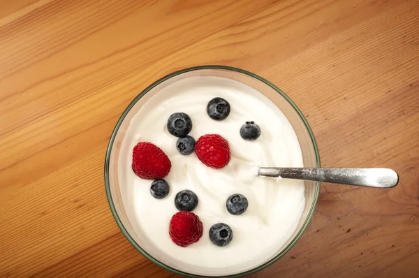 Cuenco de yogur con frambuesas y arándanos —  Fotos de Stock