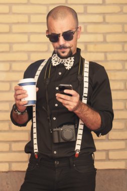 içerken bir genç adam manifatura