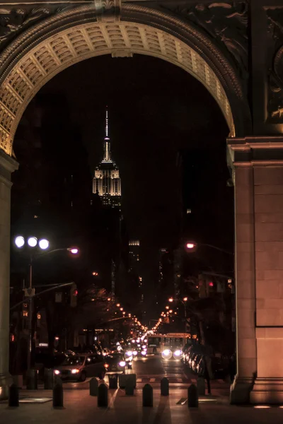 New York-i skyline látható keresztül egy boltív washington square Park éjjel — Stock Fotó