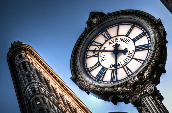 El reloj en la 5ta ave — Foto de Stock