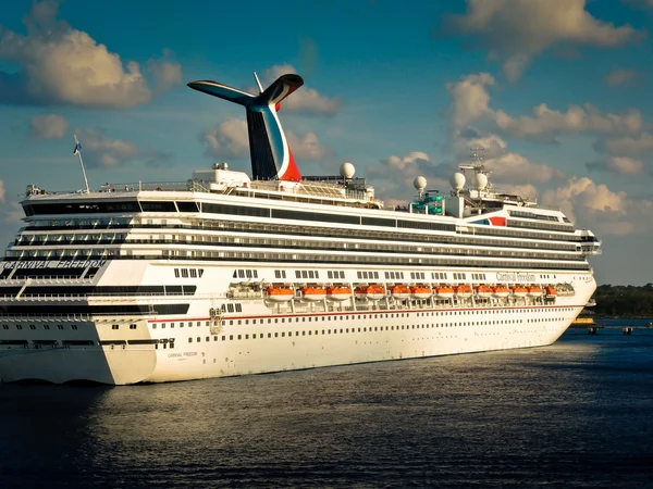 Carnival Freedom anchored  in the port of Grand Cayman — Stock Photo, Image