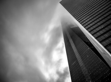 New York, ABD - 15 Haziran 2015: siyah beyaz görüntü bir Dünya Ticaret Merkezi'nin Özgürlük Kulesi örtmek sis tarafından adı da