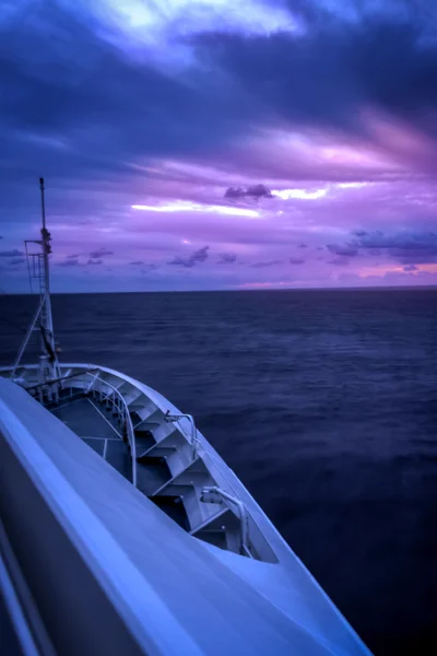 Cruise ship sailling into the horizon — Stock Photo, Image